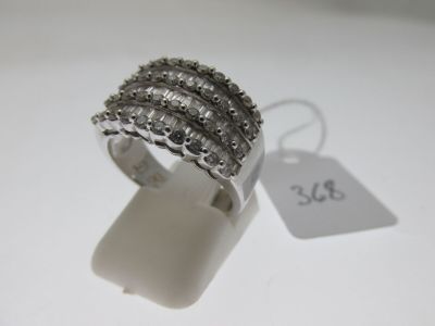 gros plan d'une bague sur une surface blanche avec une étiquette de prix