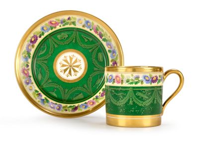 une image représentant une tasse et une soucoupe vertes et dorées sur fond blanc