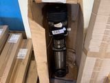 un caisson contenant une pompe à eau, situé dans une pièce
