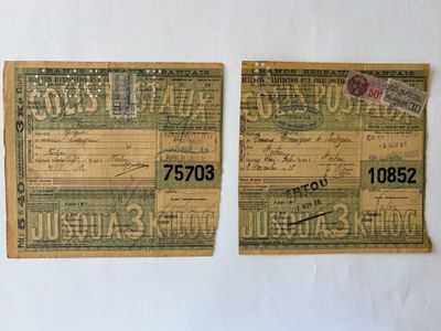 deux vieux morceaux de papier portant des timbres, posés sur une table