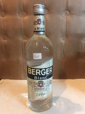 une bouteille de bière posée sur une table