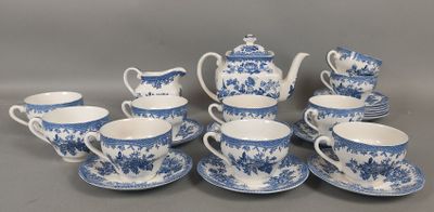 service à thé en porcelaine bleue et blanche, avec tasses et soucoupes assorties