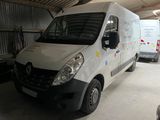 une camionnette blanche garée dans un garage