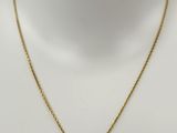 un collier en or avec un pendentif en diamant sur un mannequin