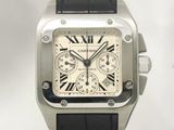 une montre argentée avec un bracelet noir sur fond blanc
