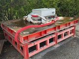 une palette rouge sur laquelle est posé un micro-ondes