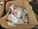 une boîte en carton remplie de vêtements et d'autres objets