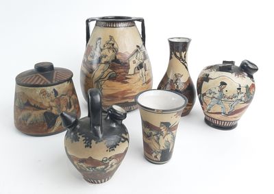 cinq vases et deux tasses posés sur une surface blanche