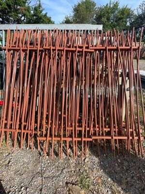 un gros tas de barres de fer rouillées au bord de la route