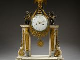 une horloge posée sur une table
