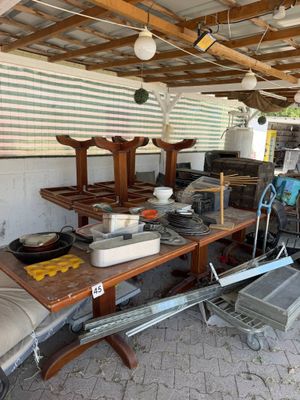 Un lot de mobilier comprenant 10 tables deux personnes,