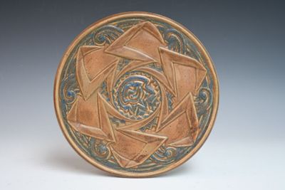 une assiette marron ornée d'un motif bleu