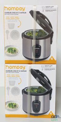 deux cartons contenant chacun une mijoteuse avec du brocoli à l'intérieur