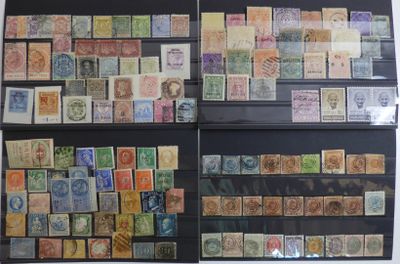 de nombreux types de timbres exposés dans une vitrine
