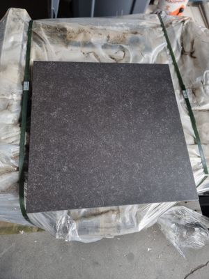 un morceau de tissu posé sur un bagage