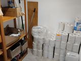 de nombreux rouleaux de papier toilette sur les étagères de la pièce