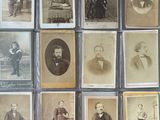 Plusieurs vieilles photos d'hommes et de femmes sont accrochées au mur