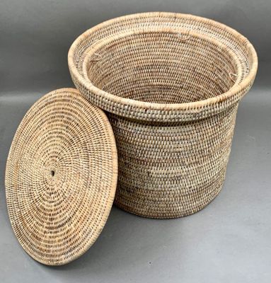 602 / CHT2 / Une petite corbeille à linge de forme rond…