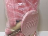 un sac rose contenant des pinceaux de maquillage et un sac rose contenant des pinceaux de maquillage