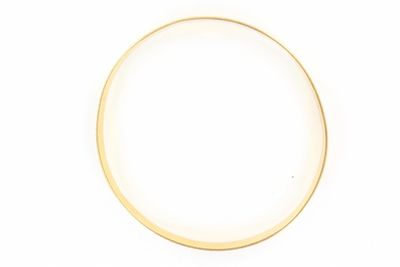 gros plan d'une bague en or sur une surface blanche
