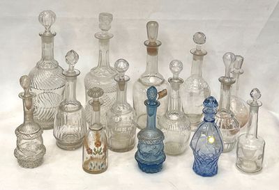 un grand nombre de bouteilles en verre posées sur une table