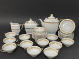 un ensemble de plats et de tasses en porcelaine blanche et dorée