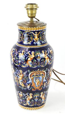 un vase bleu et or sur lequel est posée une lampe