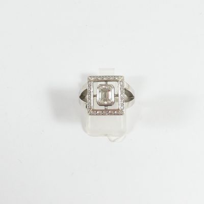 gros plan d'une bague en diamant sur une surface blanche