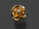 une bague en forme de rose en or et diamants, signée Van Cleef