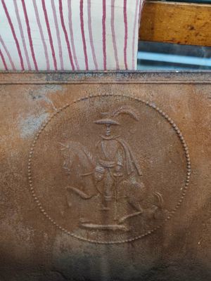 un sac à main marron avec l'image d'un homme à cheval