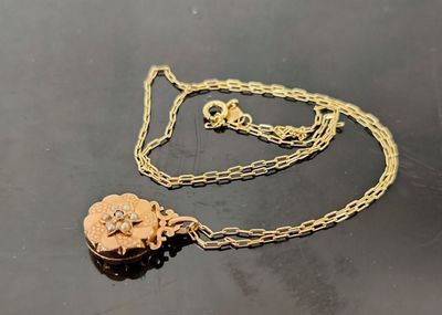 collier plaqué or avec un pendentif en forme de fleur sur une chaîne