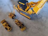 un bulldozer miniature et deux autres engins de chantier