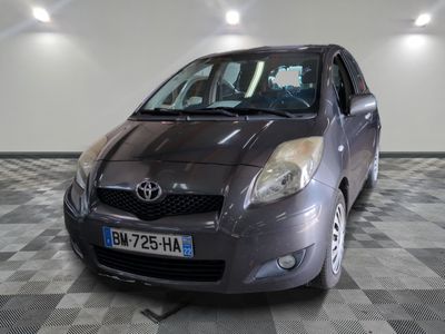 une Toyota Yaris grise garée dans une pièce