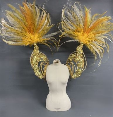 coiffes ornées de plumes jaunes et argentées sur une tête de mannequin