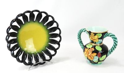 deux vases placés l'un à côté de l'autre