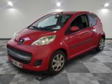 la photo d'une voiture rouge garée dans un garage