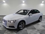 La berline Audi blanche est garée dans une salle blanche.