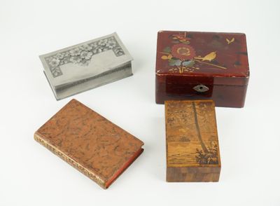 trois petites boîtes en bois posées l'une à côté de l'autre sur une surface blanche