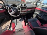 l'intérieur rouge et noir d'une voiture avec un volant
