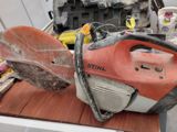 a chainsaw that is sitting on a table
