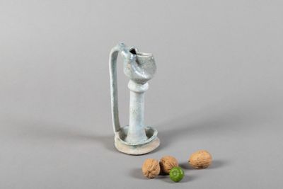 un broyeur à noix et deux noix par terre
