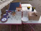 une table sur laquelle se trouvent de nombreux objets