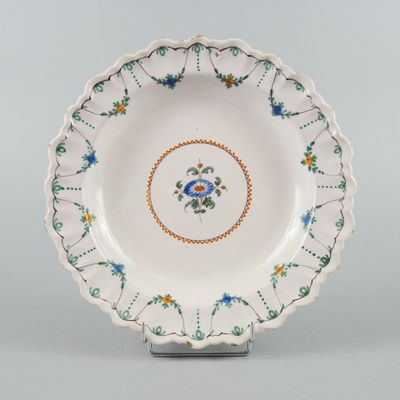 une assiette blanche décorée de fleurs bleues et jaunes