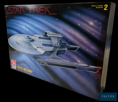 une boîte sur laquelle figure une maquette d'un vaisseau de Star Trek