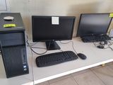 trois ordinateurs posés sur une table, équipés d'un clavier et d'une souris