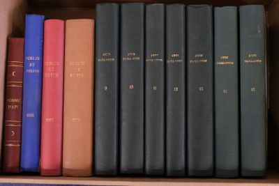 beaucoup de livres dans la boîte sur l'étagère