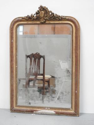 un miroir dans lequel on voit une chaise et une chaise placée devant ce miroir