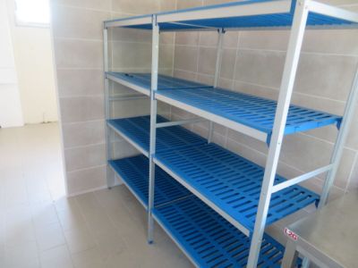 une étagère bleue dans un coin de la pièce