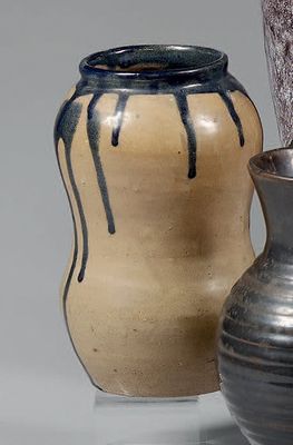 deux vases posés l'un à côté de l'autre sur une table