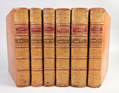 un ensemble de cinq vieux livres superposés